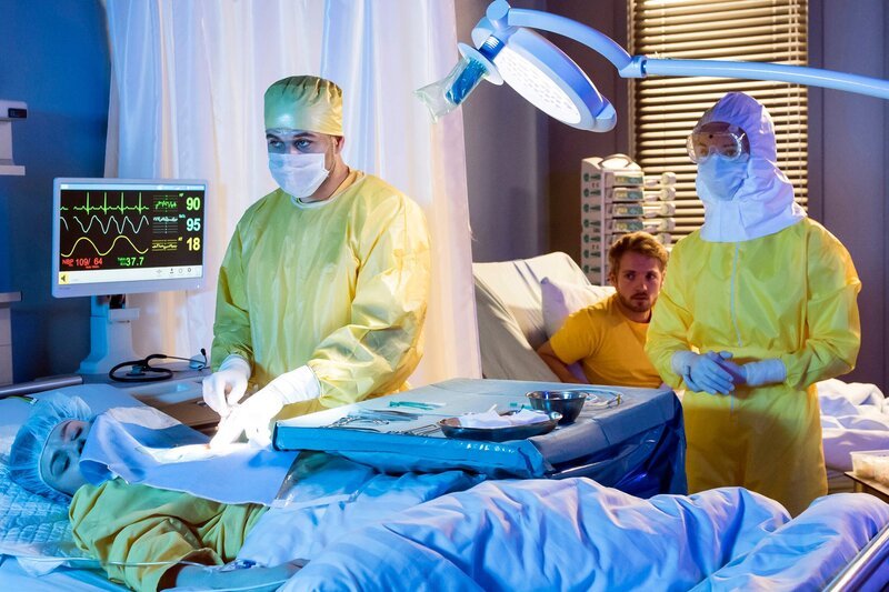 Die Vorerkrankung ihrer Lunge macht Lea nun enorm zu schaffen. Sie muss behandelt werden. Das will ausgerechnet der angeschlagene Dr. Moreau übernehmen. – Bild: ARD/​Jens Ulrich Koch