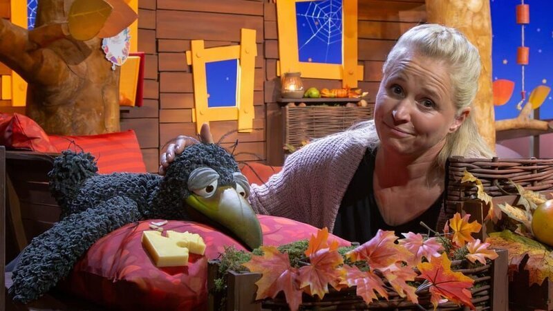 Rudi ist zu Besuch im Baumhaus. Doch er versteckt sich auf seinem Kissen. Singa macht sich Sorgen: Hat er Heimweh? – Bild: KiKA