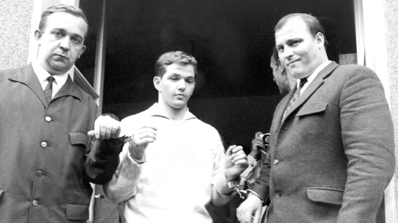 Justizbeamte begleiten Jürgen Bartsch am 22. Juni 1966 aus der Polizeistation in Mettmann. – Bild: ZDF und dpa