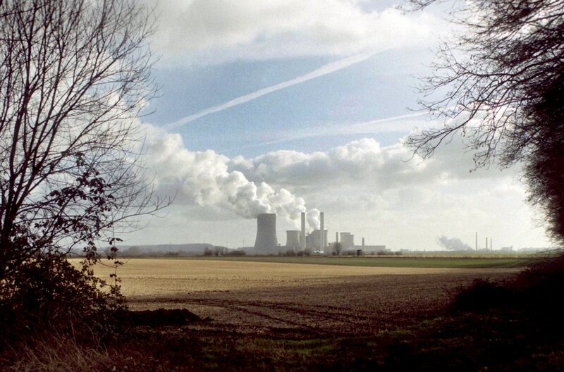 Das rheinländische Braunkohlerevier beherbergt mit 52 aktiven Kraftwerksblöcken drei der zehn emissionsstärksten und umweltbelastendsten Kohlekraftwerke Europas. – Bild: Hannes Lang/​Petrolio Film