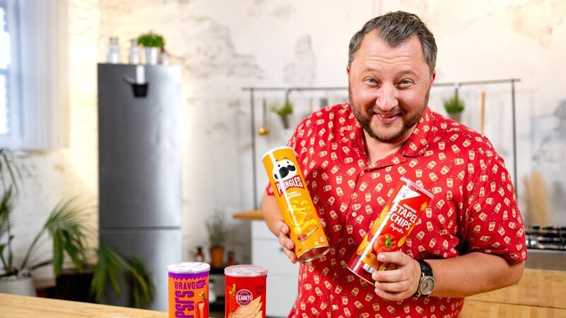 Wer an Snacks denkt, denkt an Chips. Gerade Stapelchips sind der Klassiker beim Fernsehabend. Sebastian Lege erklärt, wie die Hersteller den Snack so unwiderstehlich machen. – Bild: ZDF/​Lars Döring