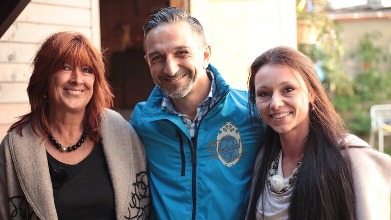 Karin (li.), Trödelexperte Mauro Corradino und Karins Tochter Julia hoffen auf einen guten Verkauf – Bild: RTL II