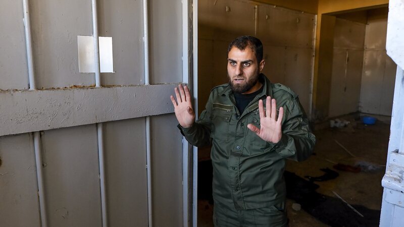 Ayman al-Taqsh erzählt von seinen Erlebnissen im Militärgefängnis Saydnaya. – Bild: Mohammad Ghannam/​beetz brothers /​ ZDF