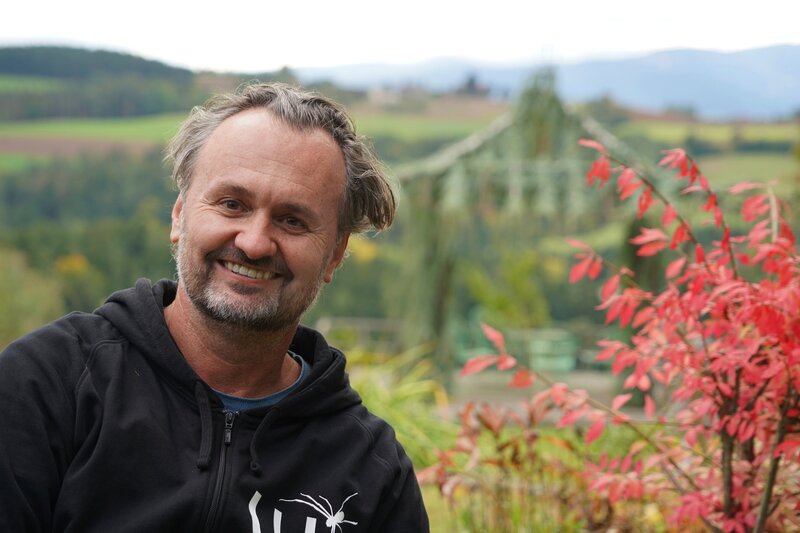 Ein asiatisch angehauchtes Gartenparadies hat Bernd Hochwartner im niederösterreichischen Lichtenegg geschaffen. Ein Pavillon mit einem atemberaubenden Ausblick, ein großes Glashaus und ein Schwimmteich bereichern den Garten. Außerdem legt Bernd Hochwartner viel Wert auf Nachhaltigkeit, Regenwasser wird gesammelt und viele Steinmauern bieten Unterschlupf und verbessern das Mikroklima. – Bild: Leopold Mayrhofer/​Natur im Garten