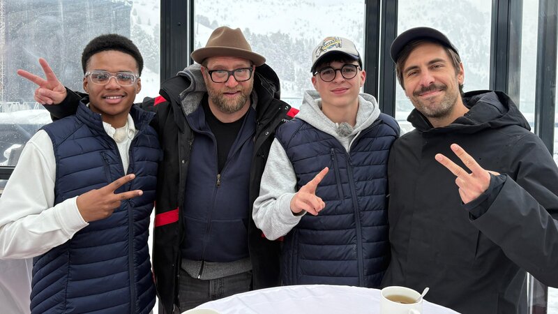 Azad und Nick treffen bei ihrem Praktikum beim Open-Air Konzert am Pitztaler Gletscher mit Gregor Meyle und Max Giesinger echte Promis. – Bild: ZDF/​Georg Bussek /​ KiKA