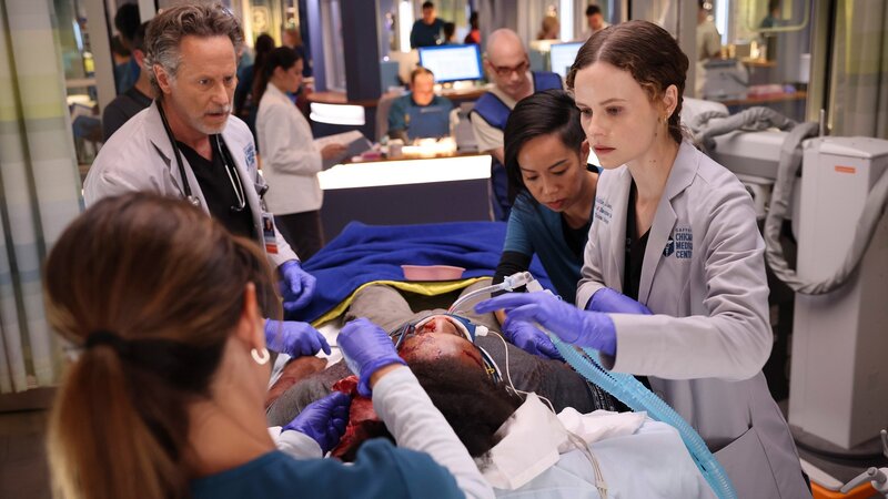 Chicago Med Staffel 10 Folge 6 Die Co-Leitung in Aktion: Steven Weber als Dr. Dean Archer (l.), Sarah Ramos als Dr. Caitlin Lenox (r.) – Bild: SRF/​NBC Universal