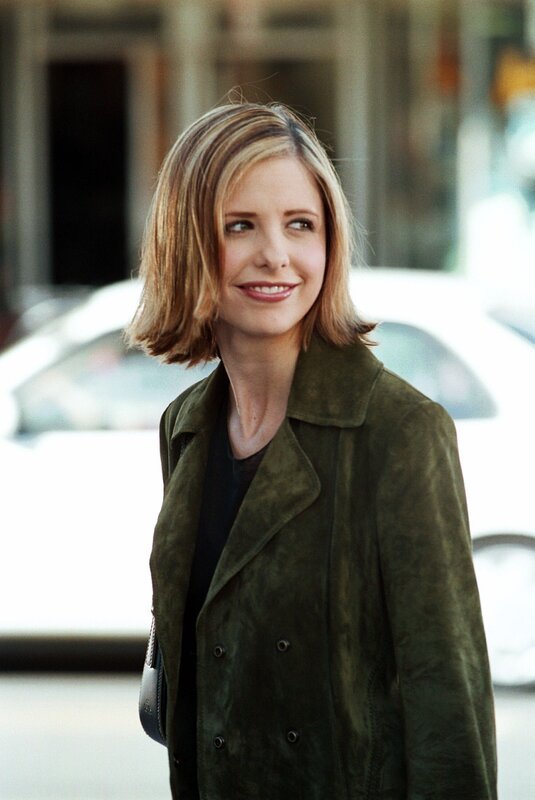 Buffy (Sarah Michelle Gellar) genießt ihr Dasein als unsichtbare Jägerin. – Bild: RTL /​ Twentieth Century Fox Film Corporation