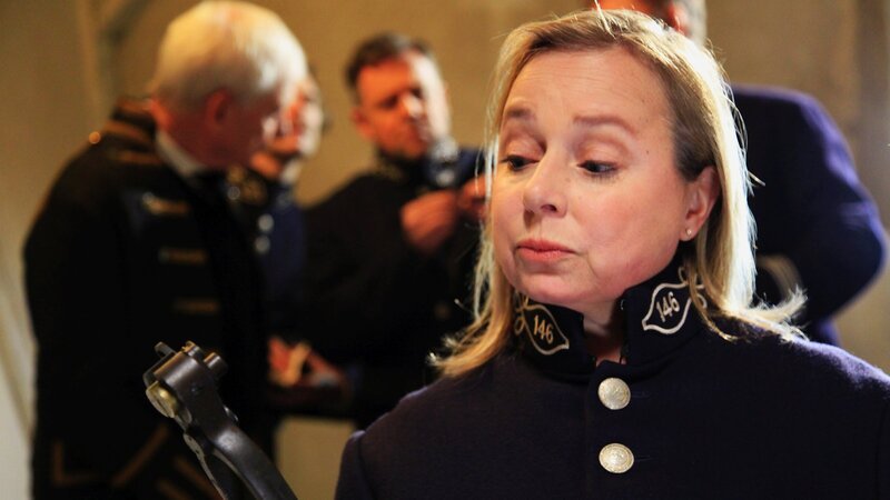 ChrisTine Urspruch als Constable der englischen Polizei mit Kugelgussform. – Bild: ZDF und Birgit Tanner