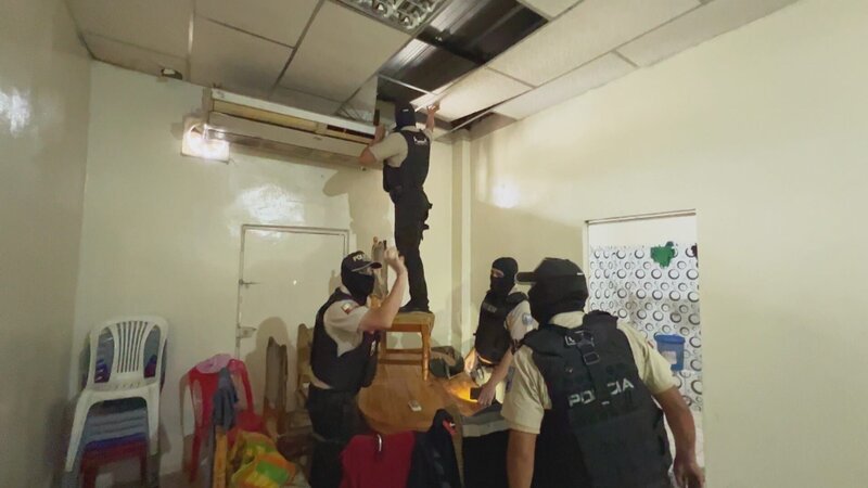 Schwer bewaffnet führt die Polizei eine Razzia bei einem Bandenmitglied durch. Auf der Suche nach Drogenverstecken durchsuchen sie jeden Winkel des Hauses. – Bild: ZDF und Ligne de Front