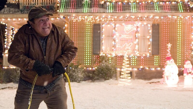 Buddy (Danny DeVito) hat sein Haus wie im Rausch mit Weihnachtslichtern übersäht. – Bild: ZDF und ARD Degeto/​Monarchy Enterprises S.a.r.l.