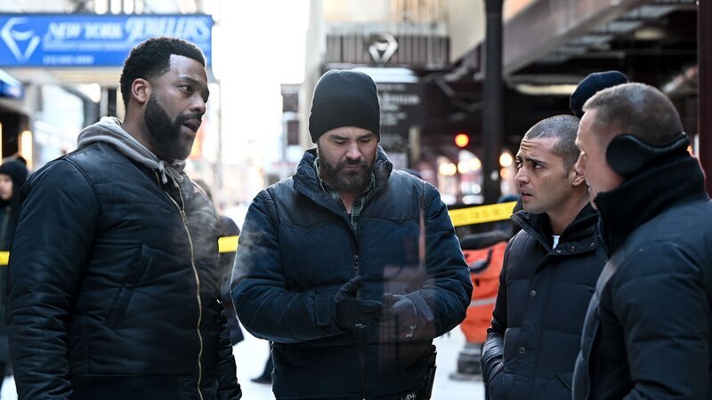 L-R: Kevin Atwater (LaRoyce Hawkins), Adam Ruzek (Patrick John Flueger), Dante Torres (Benjamin Levy Aguilar), Hank Voight (Jason Beghe). – Bild: NBCUniversal Media, LLC