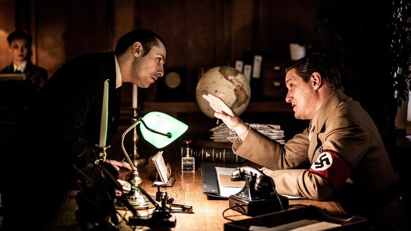 Der Streit zwischen Hitlers Helfern eskaliert. Joseph Goebbels (Darsteller unbekannt) streitet mit Hermann Göring (Alex Dee, r.). – Bild: ZDF und Andrew Hayes-Watkins