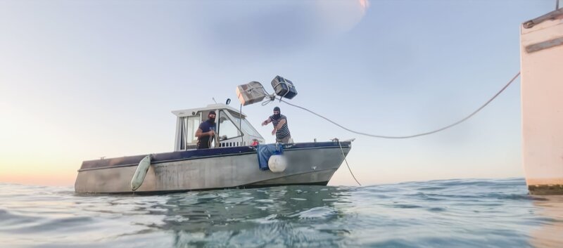 In einer spektakulären Übergabe bekommt Lepage 1,5 Tonnen Kokain auf hoher See an Bord. – Bild: ZDF und CAT & Cie /​ Incognita