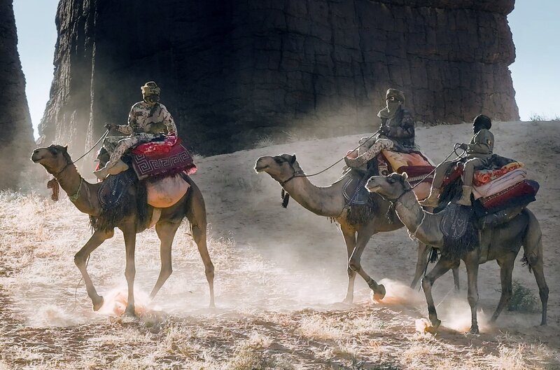 Ranger patrouillieren auf Kamelen durch das Ennedi-Massiv. Kamele können wochenlang ohne einen Tropfen auskommen. Endlich am Wasser, trinken sie bis zu 200 Liter auf einmal. – Bild: K22film/​Boas Schwarz
