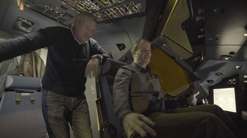 Flugingenieur Gérard Desbois (l.) war im Jahr 2005 bei einem Testflug des A380 dabei. – Bild: ZDF und 2P2L