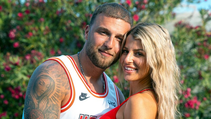 Joena und Filip machen ihre Beziehung offiziell – doch nicht alle trauen dem schnellen Glück. – Bild: RTLZWEI