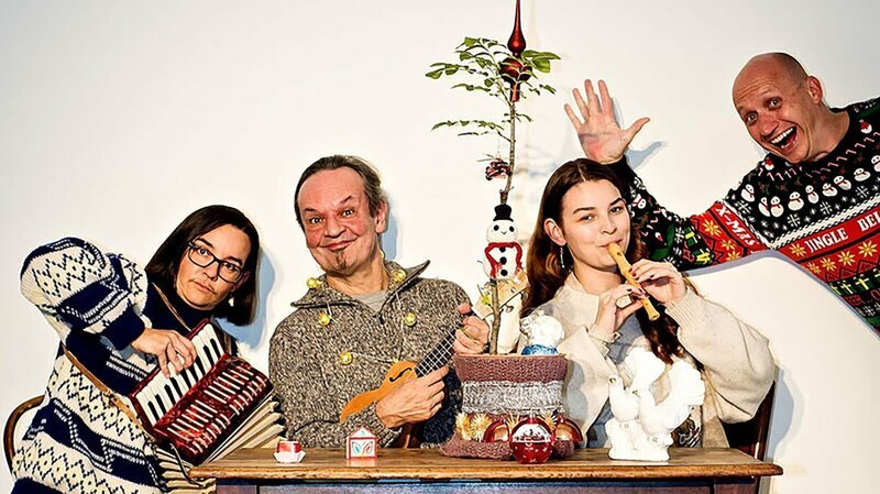 Adventkränzchen. – Bild: ORF/​Don’t Panic/​Homajon Sefat