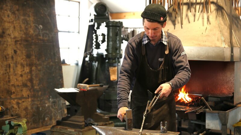 Keyvisual: Robert hoch konzentriert bei der Schmiedearbeit. – Bild: Verena Wagner /​ BR