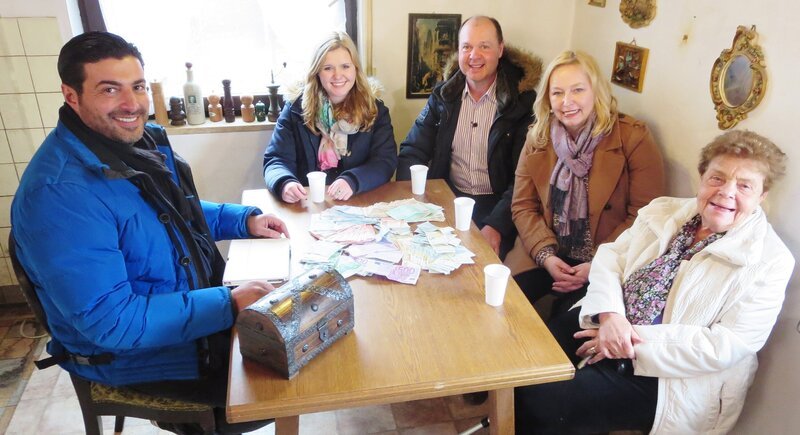 Trödelprofi Sükrü Pehlivan (li.) mit Isabel, Herbert, Birgit und Anni – Bild: RTL II