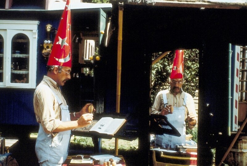 Peter Lustig als Zauberlehrling. – Bild: ZDF und Studio-TV
