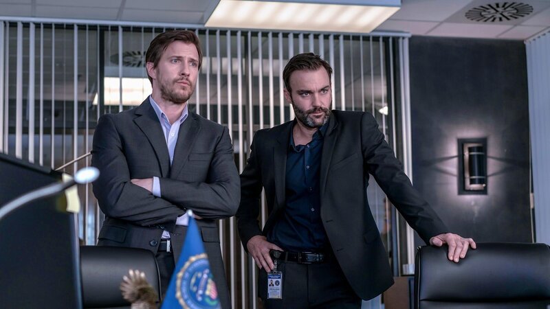 L-R: Nick Durand( Patrick Heusinger ), Cal Isaac(  Matthew Le Nevez ) – Bild: AXN Black
