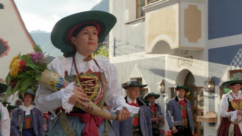 Grödner Dorfbewohner in traditioneller Kleidung. – Bild: Bergblick