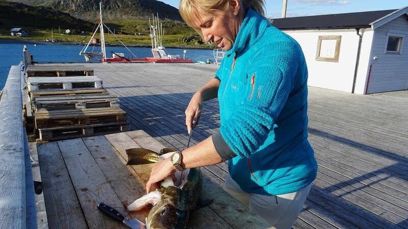 Zu Tisch in … Finnmark Staffel 1 Folge 21 Bente bereitet einen frischen Fisch zu – Bild: SRF/​ZDF/​ARTE