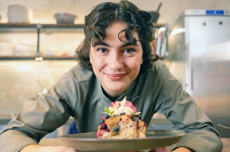 Lucie zeigt, wie man Brotpudding zubereitet: Dabei lassen sich alte Brotreste verarbeiten. – Bild: Benjamin Wistorf