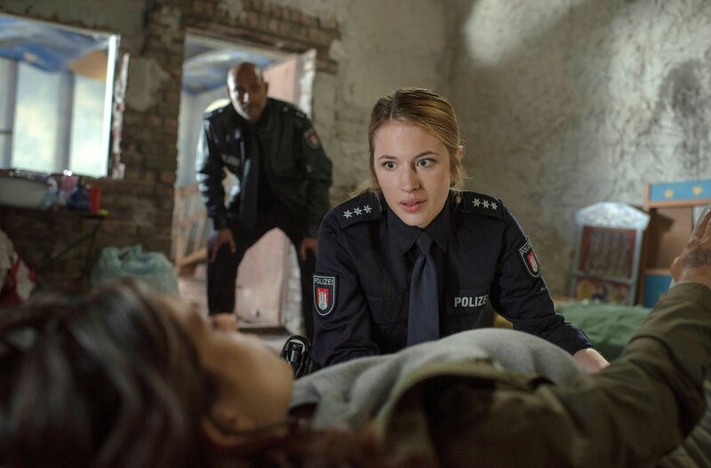 Frederike Trautmann (Caroline Hartig, vorne) hat heftige Wehen. Die neue Kollegin vom PK 14, Bente Hinrichs (Sinha Melina Gierke, M. mit Patrick Abozen, h.), weiß zur Überraschung aller ziemlich genau, was zu tun ist.; ARD GROSSSTADTREVIER XXXV. STAFFEL, FOLGE 485 (WH.), „Mein großer Freund Fred“, am Montag (07.10.24) um 18:50 Uhr im ERSTEN. Frederike Trautmann (Caroline Hartig, vorne) hat heftige Wehen. Die neue Kollegin vom PK 14, Bente Hinrichs (Sinha Melina Gierke, M. mit Patrick Abozen, h.), weiß zur Überraschung aller ziemlich genau, was zu tun ist. © ARD/​Thorsten Jander, honorarfrei – Verwendung gemäß der AGB im engen inhaltlichen, redaktionellen Zusammenhang mit genannter ARD-Sendung bei Nennung „Bild: ARD/​Thorsten Jander“ (S2+). ARD-Programmdirektion/​Bildredaktion, pressefoto.daserste@ard.de – Bild: ARD/​Thorsten Jander