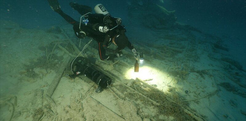 Ein Taucher wirft einen Blick auf das Wrack – Bild: THE HISTORY CHANNEL /​ A+E Networks