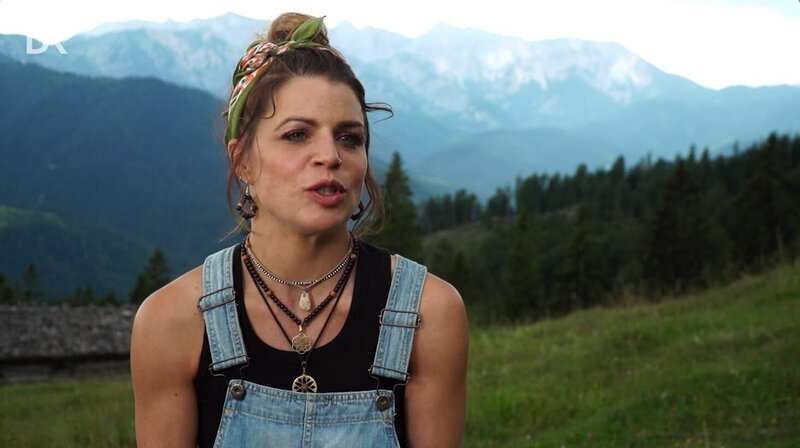 Bella hat das Großstadtleben satt. Sie findet eine romantische, schlichte Alm für den Sommer – und plötzlich sind sie und ihre Familie für eine Menge Kühe verantwortlich. – Bild: BR/​Beischler, Metzger, Beutling