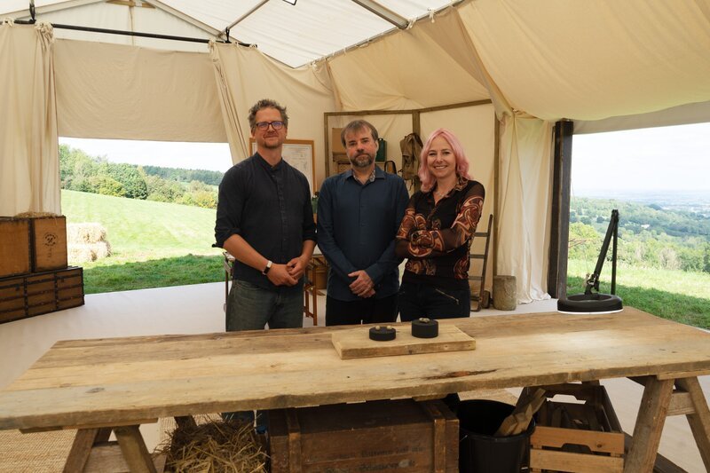 Stuart Eve, Tony Pollard und Professorin Alice Roberts, Archäologen Stuart Eve und Tony Pollard zeigen Alice die Funde aus den Ausgrabungen in Waterloo im Zelt; – Bild: Rare TV /​ THE HISTORY CHANNEL