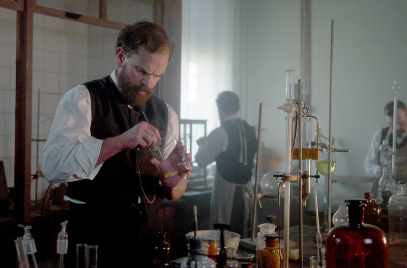 Alfred Nobel (vorne) in seinem voll ausgestatteten Chemielabor – er liebte es, dort tagelang ungestört zu arbeiten. (Spielszene) – Bild: Zed/​Nordic Eye/​RanFilm