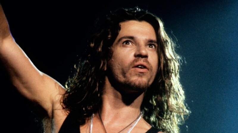Tragisches Ende einer Rock-Ikone: Michael Hutchence wird tot in seinem Hotelzimmer gefunden. – Bild: ZDF und 3DD Productions