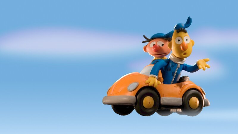 Ernie und Bert machen sich singend auf zu einer turbulenten Probefahrt! – Bild: NDR/​Sesameworkshop