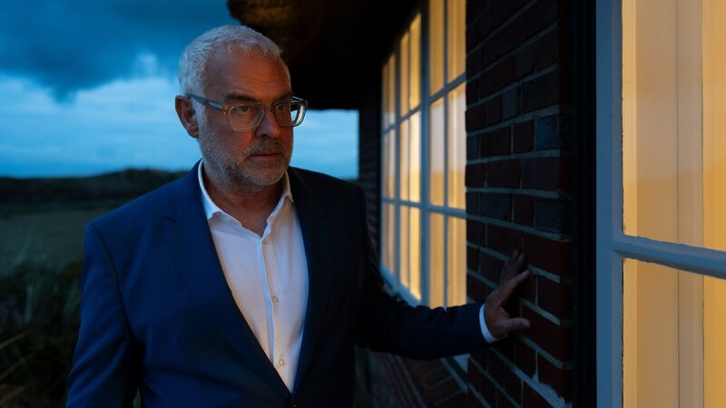 Jo Hendricks (Jophi Ries) beobachtet Selma Petersen und ihren Freund Sven bei der Trauerfeier für Selmas Mutter Josefa und ist sichtlich betroffen. Hatte er eine engere Beziehung zu Josefa als angenommen? Ging es ihm womöglich doch gar nicht um das Haus, sondern um die Frau? – Bild: ZDF und Georges Pauly