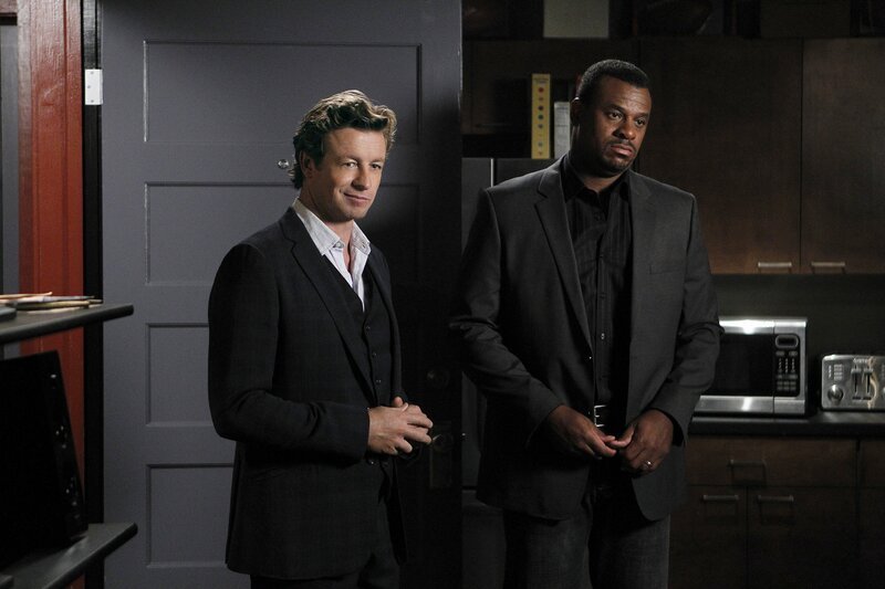 Das Auto eines ehemaligen NFL Quarterbacks explodiert und Jane (Simon Baker, l.) und das CBI untersuchen den offensichtlichen Tod des Sportlers und stoßen dabei auf Steve Penn (Eric John Bentley, r.).Doch hat er damit etwas zu tun? – Bild: Warner Bros. Television Lizenzbild frei