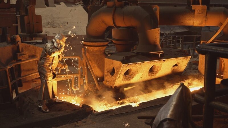 Die Entwicklung erster Hochöfen im Mittelalter erlaubte das Schmelzen von Eisen und führte zum Beginn des Industriezeitalters. – Bild: ZDF und 2P2L