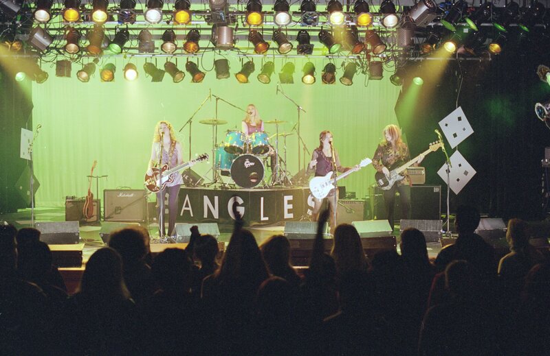 Lorelei schenkt ihrer Tochter Karten für ein Bangles Konzert, doch der Abend gerät außer Kontrolle, als sich Madeline und Louise von zwei Typen auf eine Party schleppen lassen … – Bild: Warner Bros.