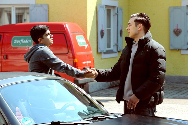 Ercan (Dennis Kharazmi, links) verabschiedet sich von Leon (Joel Akgün, rechts) und sagt ihm, dass er Leon in Lansing fehl am Platz findet. – Bild: Marco Orlando Pichler /​ BR