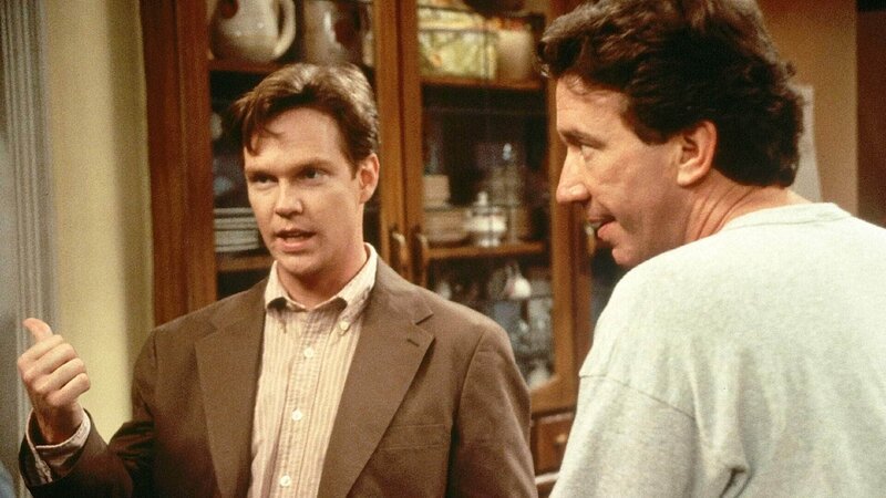 Tims (Tim Allen, r.) jüngster Bruder Marty (William O’Leary, li.) kommt überraschend zu Besuch. Die Neuigkeiten, die er seinem Bruder zu berichten hat, lassen Tim allerdings schier aus dem Hemd springen, denn Marty will Frau und Kinder verlassen … – Bild: TVNOW /​ Touchstone Television