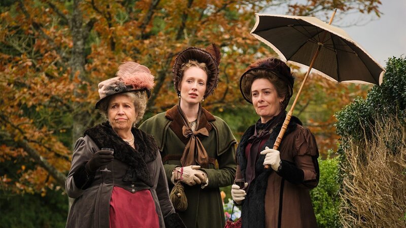 L-R: Lady Denham (Anne Reid), Lydia Montrose (Alice Orr-Ewing) und Lady Montrose (Emma Fielding) – Bild: AXN White