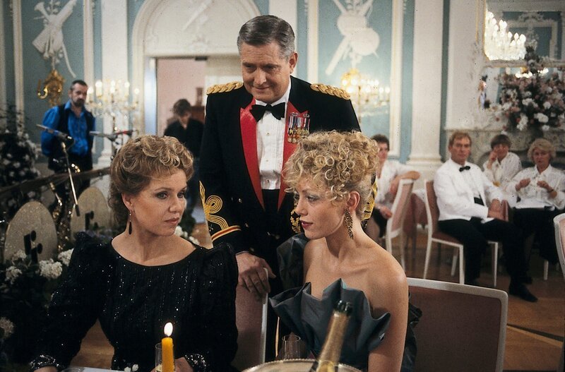 Auf dem Presseball in Darmstadt begrüßt der Zeitungsverleger Dr. Sanders (Michael Degen, M.) seine Gäste. Es kommt zu einer unerwarteten Begegnung zwischen Frau Drombusch (Witta Pohl, l.) und Frau Sanders (Constanze Engelbrechtr, r.). – Bild: Gyula Trebitsch Fernsehprod. GmbH, Hamburg