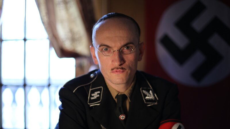 Die Rollen innerhalb der Naziführung sind klar verteilt. Goebbels ist zuständig für Hetze und Propaganda. Göring kümmert sich um Adel und Reichswehr. Himmler (Conan Sweeny, im Bild) überzieht Deutschland mit Terror und Überwachung. – Bild: ZDF und Andrew Hayes-Watkins