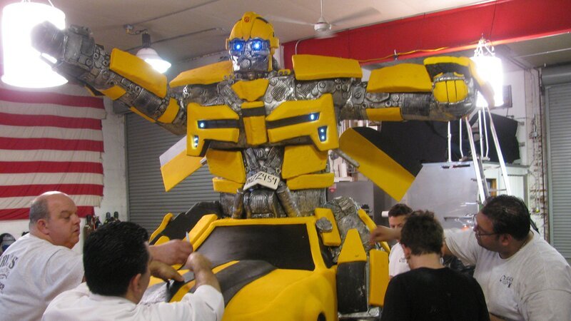 Bakery crew puts finishing touches on GM Cake. – Bild: Discovery Communications Inc/​Carlin Cwik/​Carlin Cwik