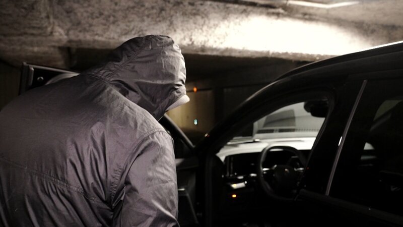 Ein vermummter Mann öffnet die Fahrertür eines Autos in einer Tiefgarage. – Bild: ZDF und Patrick Spica Productions Ein vermummter Mann öffnet die Fahrertür eines Autos in einer Tiefgarage. – Bild: ZDF und Patrick Spica Productions