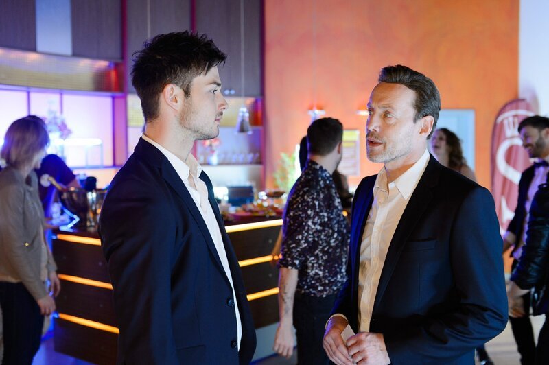 Lukas (Marc Schöttner, l.) hat sich vergeblich bei Jenny dafür eingesetzt, dass David (Andreas Hofer) Annabelle sehen kann … – Bild: RTL Passion