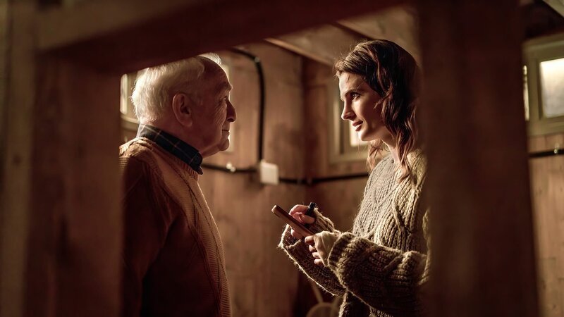 L-R: Warren Byrne( Paul Freeman ) & Emily Byrne ( Stana Katic ) – Bild: AXN Black