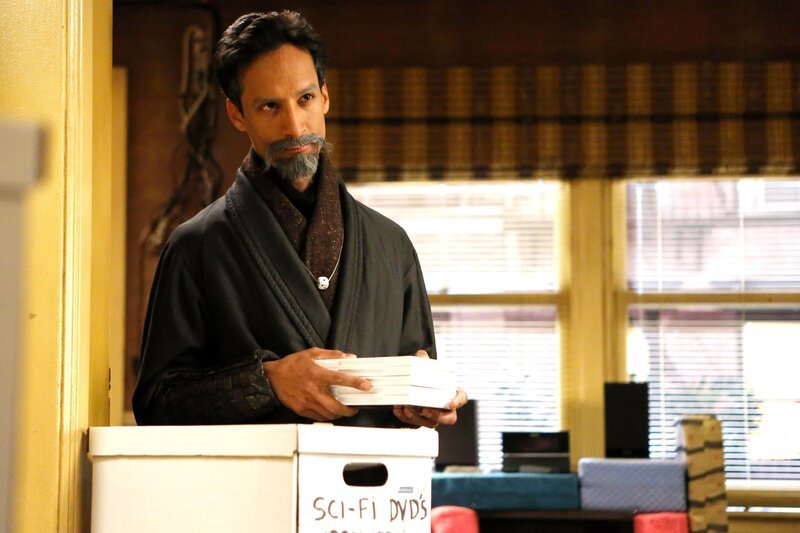 Als ein Würfel, Aufgrund einer Auslosung direkt auf der Kante landet, taucht der böse Doppelgänger von Abed (Danny Pudi) auf. Und er ist nicht der Einzige … – Bild: Sony Pictures Television Inc. and Open 4 Business Productions LLC
