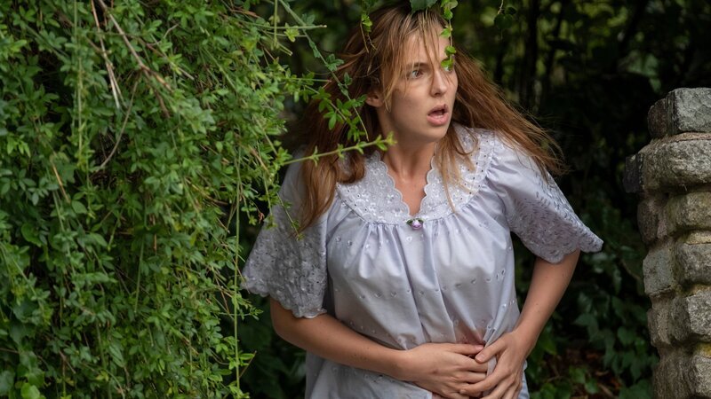 Auch in Großbritannien hat Villanelle (Jodie Comer) mit ihren Verletzungen zu kämpfen. Dennoch ist sie ihrem Ziel einen Schritt näher gekommen. – Bild: ZDF und Nick Wall